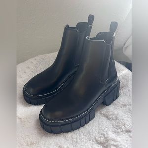 Madden Girl Women's Pheobee Platform Chelsea Boot Size 6